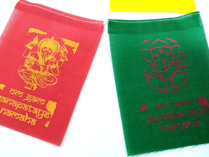 Bandeiras tibetanas de oração com Ganesha e mantra (14cm x 10cm) M