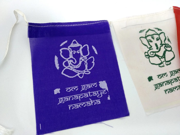 Bandeiras tibetanas de oração com Ganesha e mantra (14cm x 10cm) M