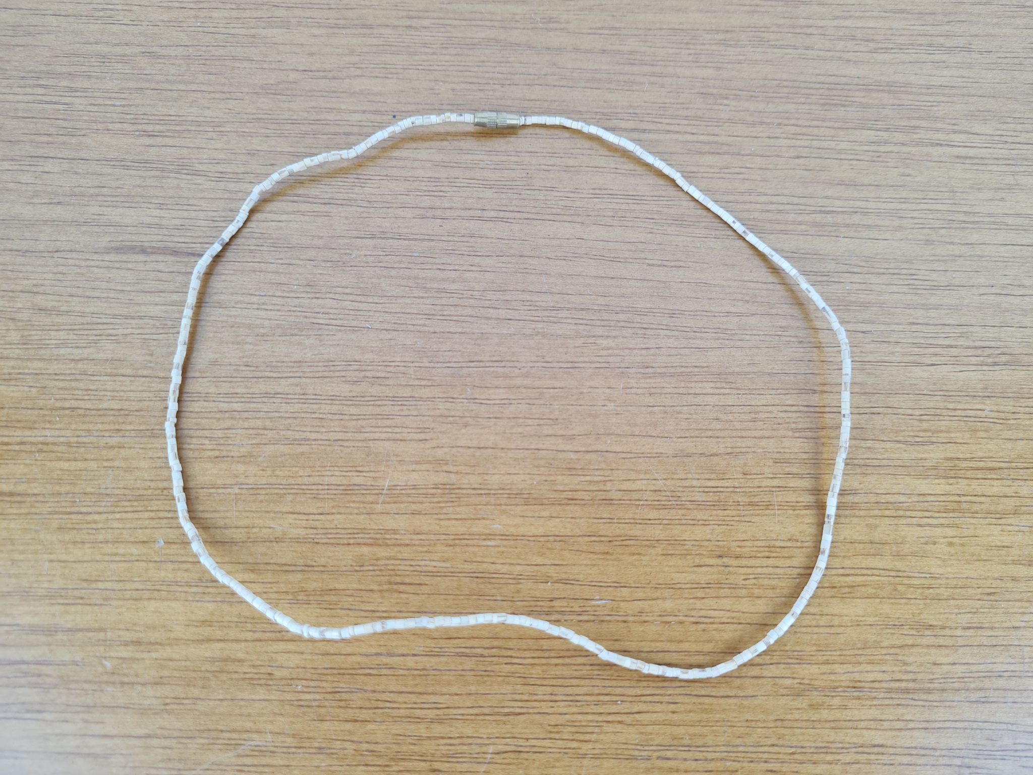 gargantilha de sândalo extra fina