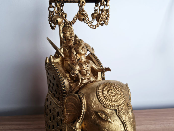 Estátua elefante com um Howdah (carruagem) levando nobres hindus 40cm