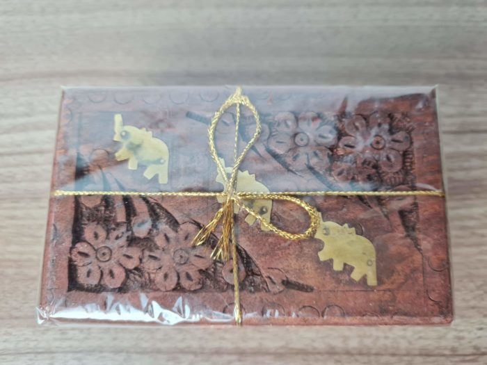 Pure Darjeeling Tea com caixa decorativa de madeira entalhada