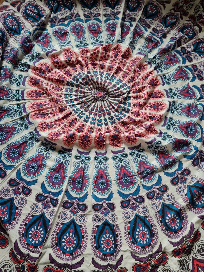 Canga indiana grande redonda mandala com franjas rosa e azul