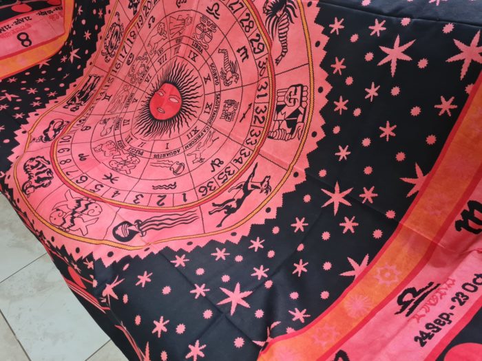 Panô indiano de algodão estampa signos marinho e rosa
