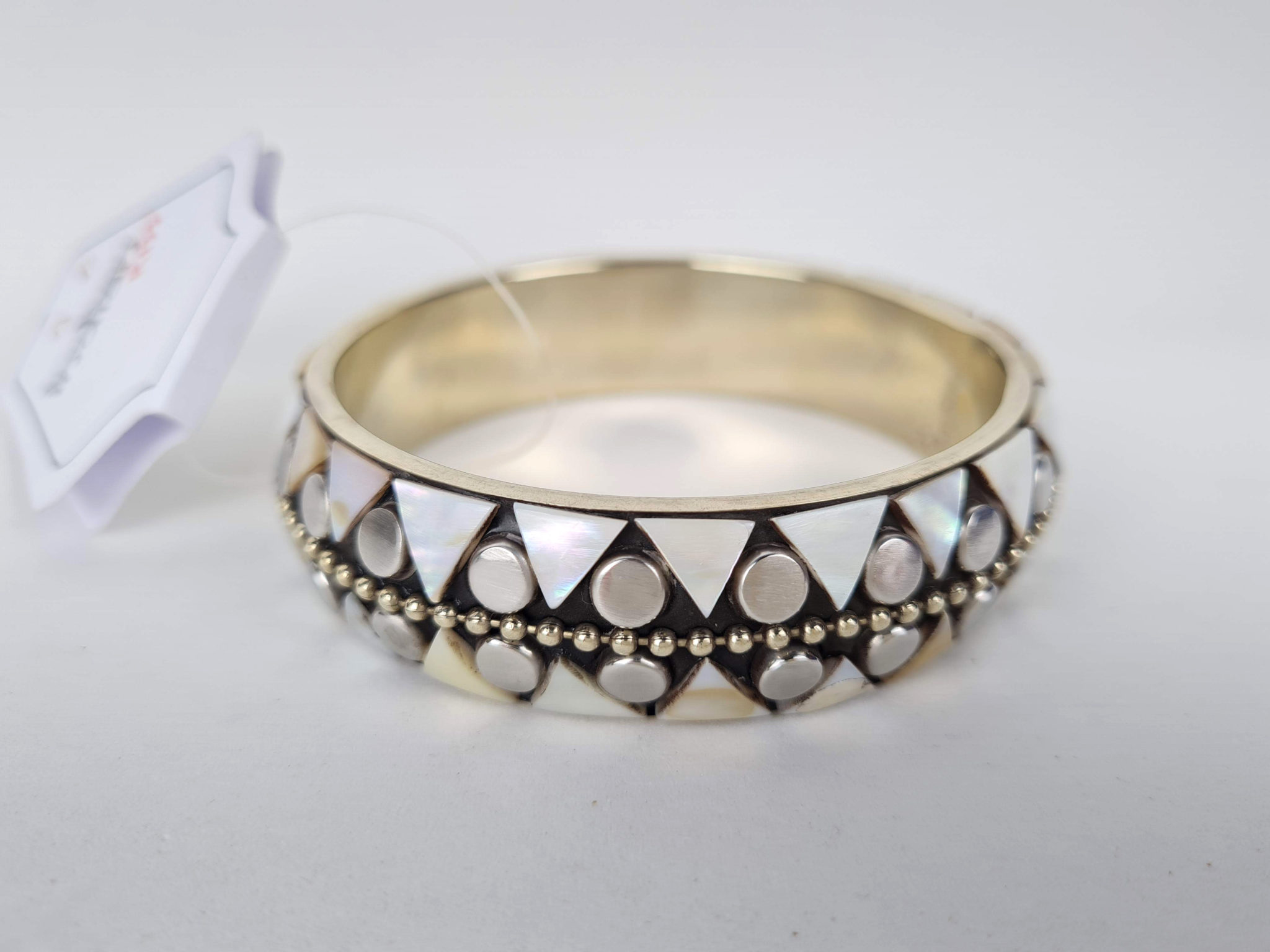 pulseira indiana de madrepérolas com tachinhas