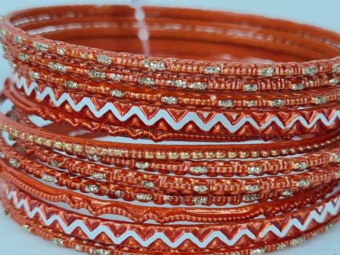Conjunto de pulseiras indianas de metal com brilhos cor laranja