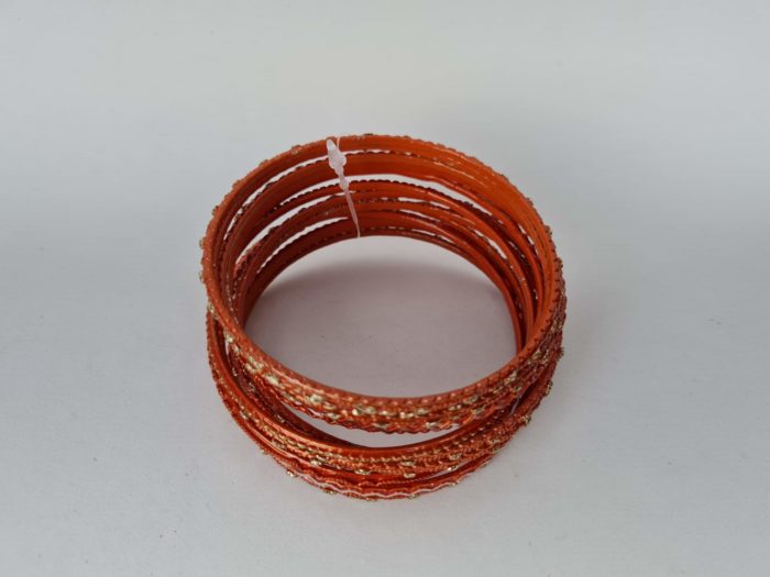 Conjunto de pulseiras indianas de metal com brilhos cor laranja