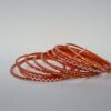 Conjunto de pulseiras indianas de metal com brilhos cor laranja