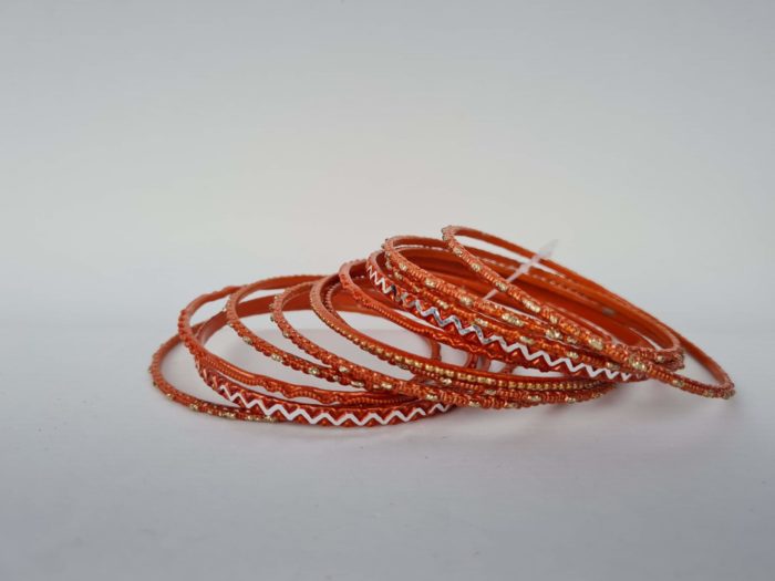 Conjunto de pulseiras indianas de metal com brilhos cor laranja