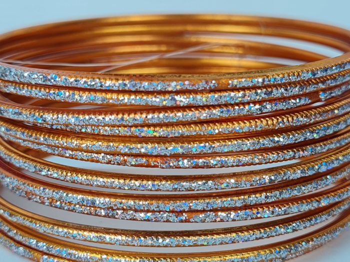 Conjunto de pulseiras indianas de metal com brilhos cor laranja