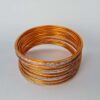 Conjunto de pulseiras indianas de metal com brilhos cor laranja