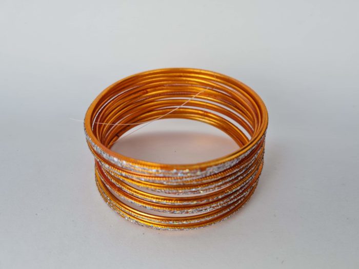 Conjunto de pulseiras indianas de metal com brilhos cor laranja