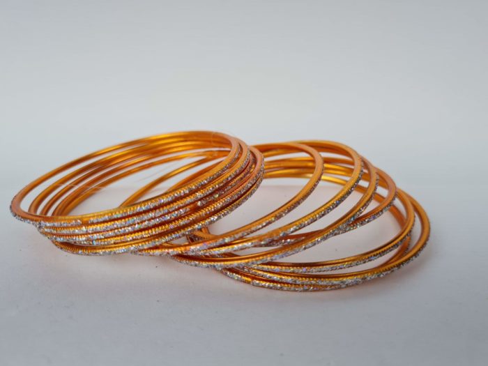 Conjunto de pulseiras indianas de metal com brilhos cor laranja