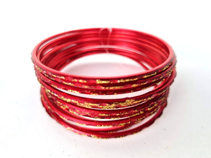 Conjunto de pulseiras indianas de metal com brilhos vermelha