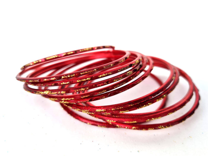 Conjunto de pulseiras indianas de metal com brilhos vermelha