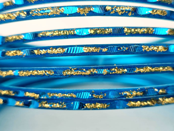 Conjunto de pulseiras indianas de metal com brilhos cor azul
