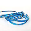 Conjunto de pulseiras indianas de metal com brilhos cor azul