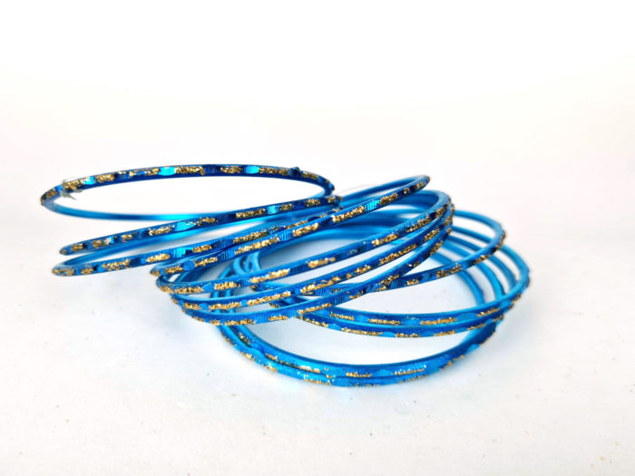 Conjunto de pulseiras indianas de metal com brilhos cor azul