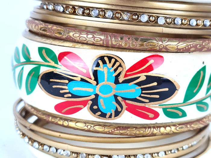 Conjunto de pulseiras indianas 15 peças dourado e creme floral