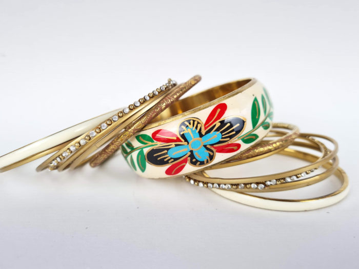 Conjunto de pulseiras indianas 15 peças dourado e creme floral