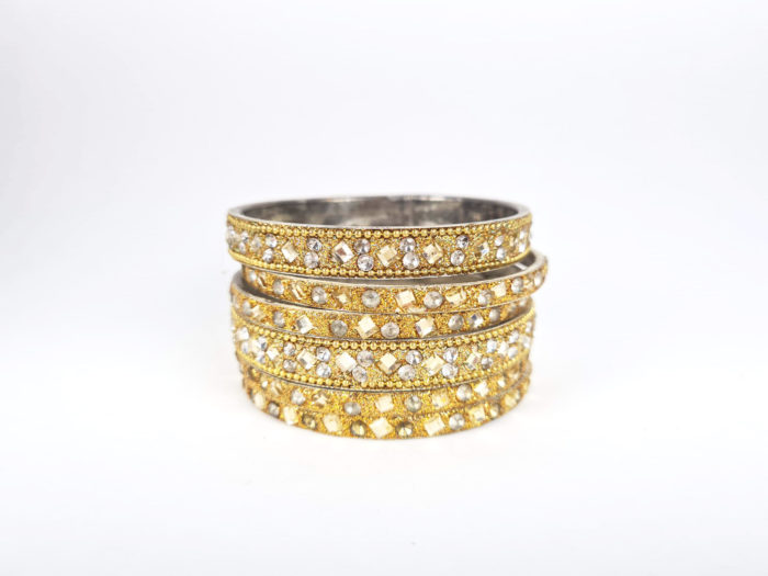 conjunto de pulseiras indianas douradas com pedrarias