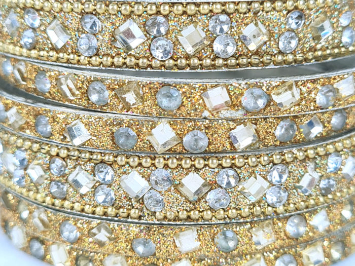 Conjunto de 6 pulseiras indianas de metal com pedrarias dourada