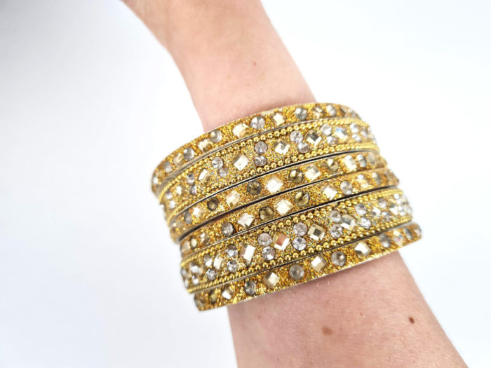 Conjunto de 6 pulseiras indianas de metal com pedrarias dourada