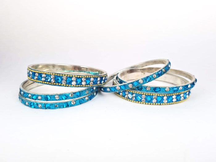 Conjunto de 6 pulseiras indianas de metal com pedrarias azul