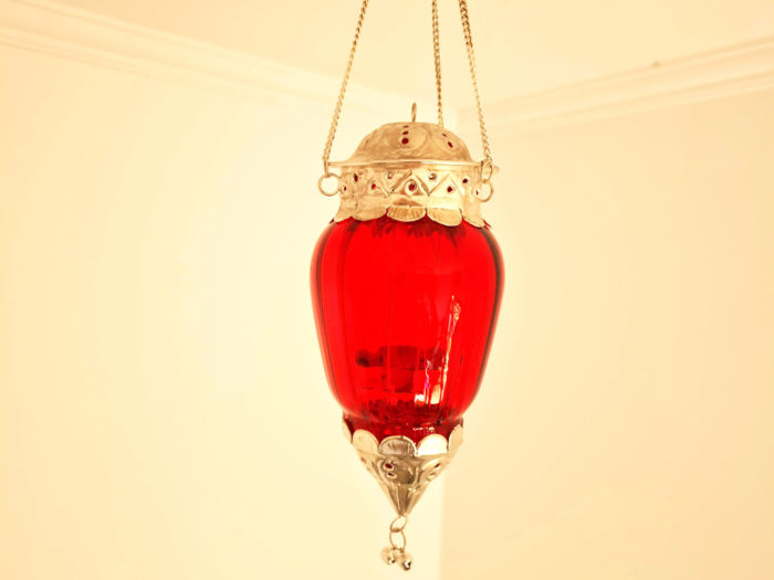 Luminária indiana pendente à vela com vitral vermelho18cm