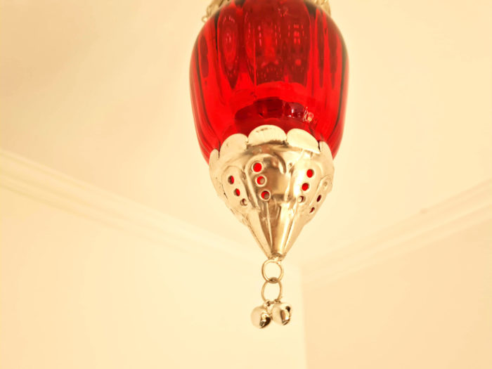 Luminária indiana pendente à vela com vitral vermelho18cm