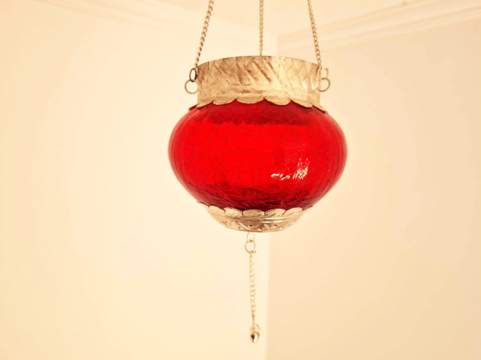 Luminária indiana pendente à vela com vitral vermelho11cm