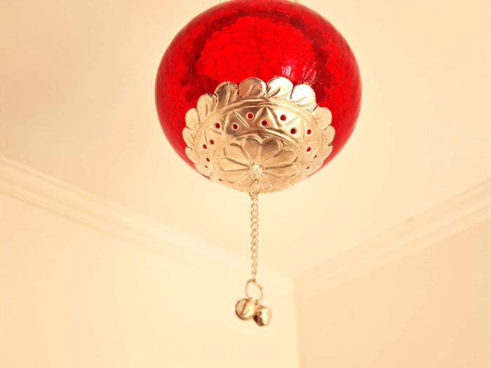 Luminária indiana pendente à vela com vitral vermelho11cm