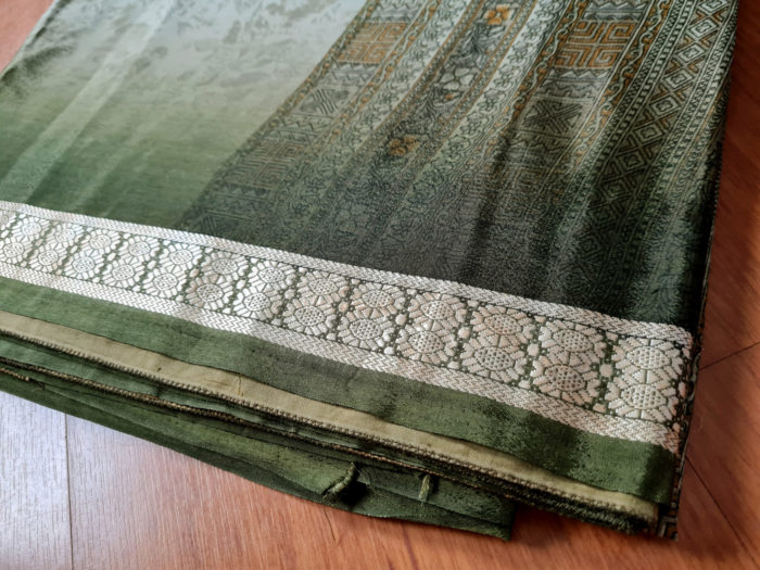 Sari indiano com estampa floral verde musgo e dourado