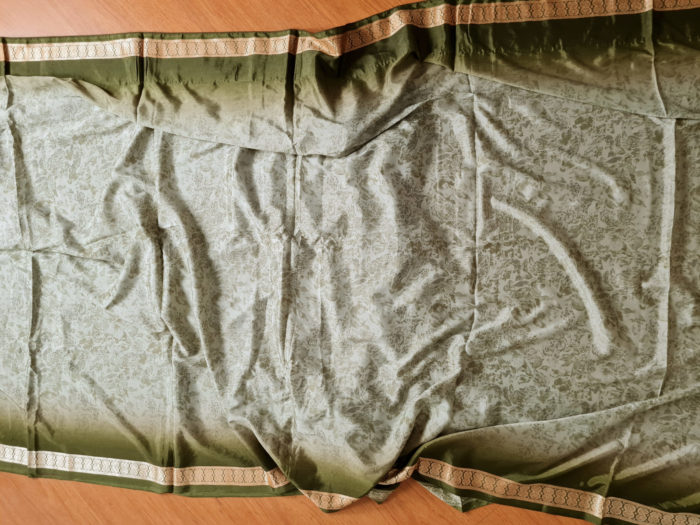 Sari indiano com estampa floral verde musgo e dourado