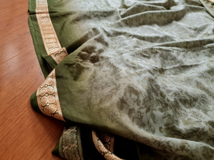 Sari indiano com estampa floral verde musgo e dourado