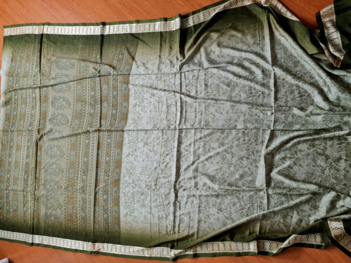 Sari indiano com estampa floral verde musgo e dourado