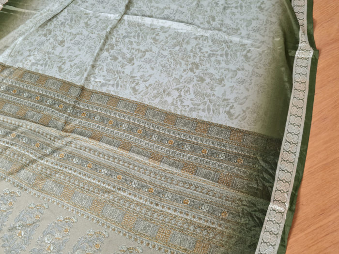 Sari indiano com estampa floral verde musgo e dourado