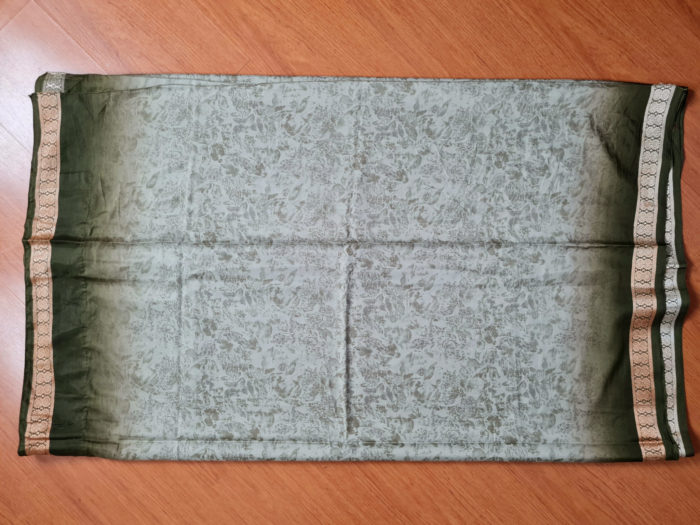 Sari indiano com estampa floral verde musgo e dourado