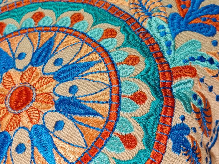 Almofada indiana bordada Hamsá Mão de Fátima azul e coral