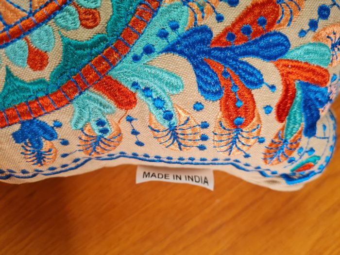 Almofada indiana bordada Hamsá Mão de Fátima azul e coral
