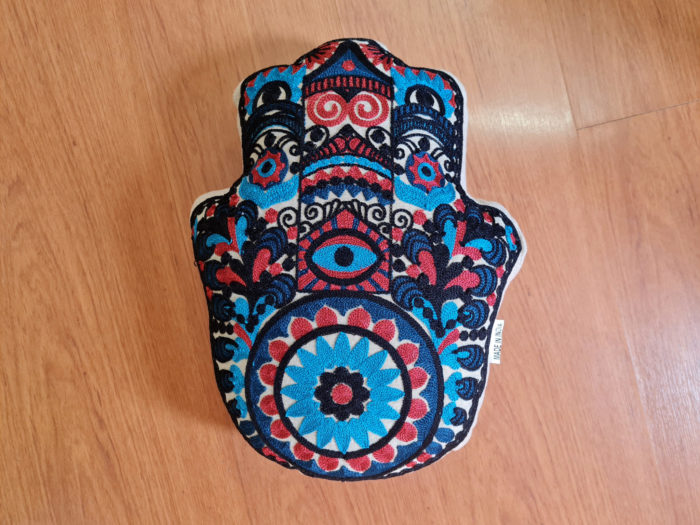 almofada estilizada indiana com design de Hamsá (Mão de Fátima)