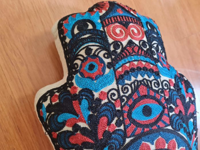 Almofada indiana bordada Hamsá Mão de Fátima azul e vermelho