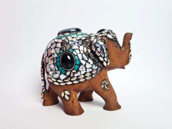 Elefante indiano de metal prateado e madeira mosaico de pedras naturais
