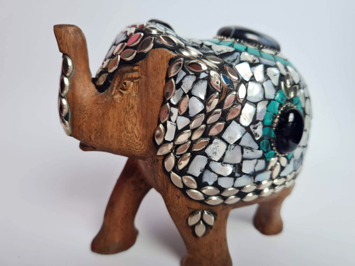 Elefante indiano de metal prateado e madeira mosaico de pedras naturais