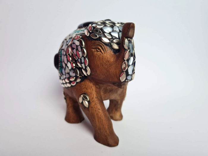 Elefante indiano de metal prateado e madeira mosaico de pedras naturais