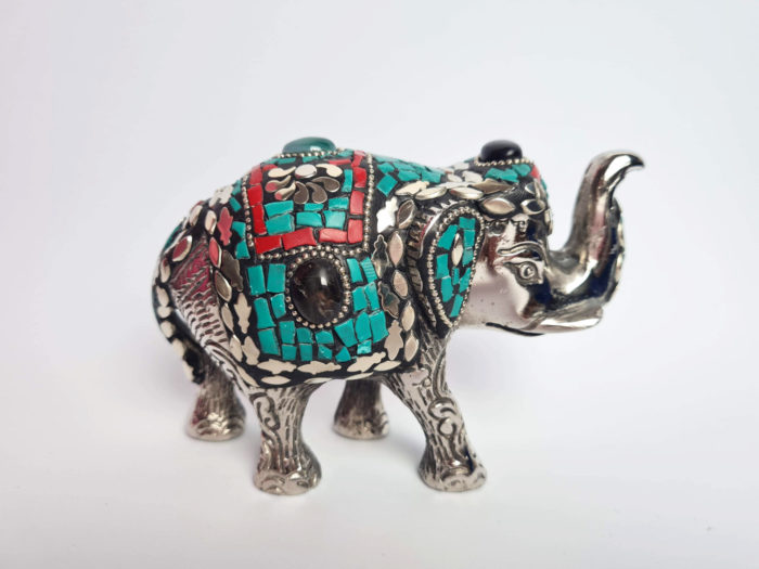 elefante indiano de metal com pedras naturais em mosaico