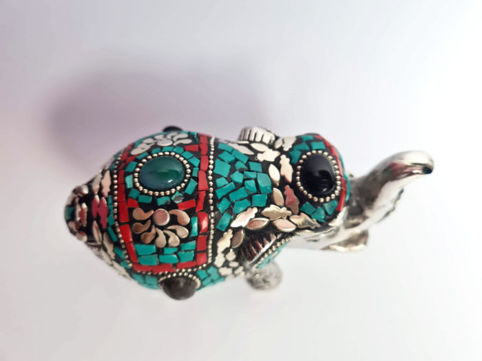 Elefante indiano de metal prateado mosaico de pedras naturais turquesa e coral