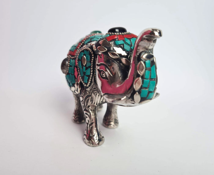 Elefante indiano de metal prateado mosaico de pedras naturais turquesa e coral
