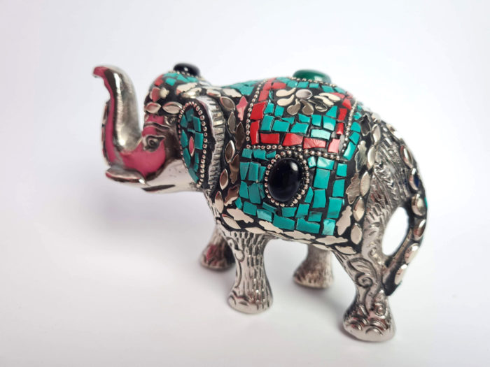 Elefante indiano de metal prateado mosaico de pedras naturais turquesa e coral
