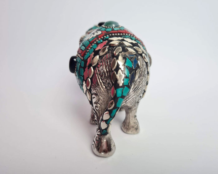 Elefante indiano de metal prateado mosaico de pedras naturais turquesa e coral
