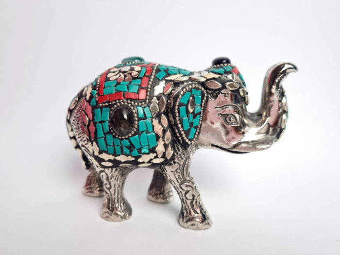 Elefante indiano de metal prateado mosaico de pedras naturais turquesa e coral